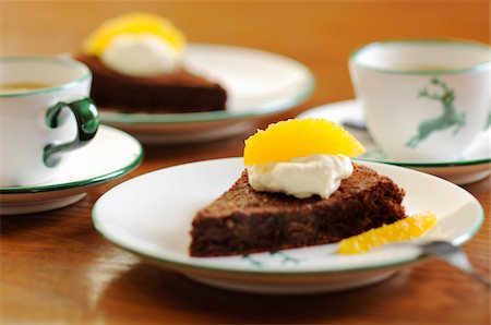 simsearch:652-06819175,k - Tranche de gâteau au chocolat avec crème et frais orange Photographie de stock - Premium Libres de Droits, Code: 652-05809756