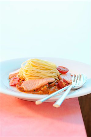simsearch:652-05809782,k - Spaghettis au saumon et tomates Photographie de stock - Premium Libres de Droits, Code: 652-05809759
