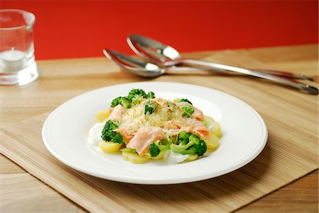 simsearch:652-03633378,k - Salmon,broccoli and potato cheese-topped dish Foto de stock - Sin royalties Premium, Código: 652-05809773