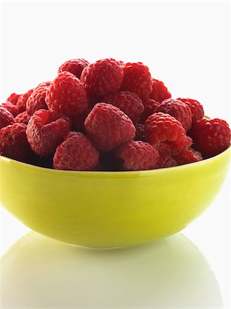 simsearch:652-03801651,k - Bowl of raspberries Foto de stock - Sin royalties Premium, Código: 652-06818645