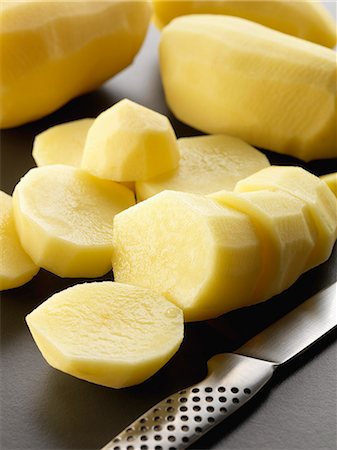 Cutting the peeled potatoes Stockbilder - Premium RF Lizenzfrei, Bildnummer: 652-06818646