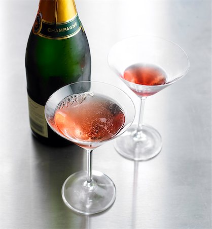 simsearch:652-03802344,k - Adding the Champagne to the raspberry liqueur Foto de stock - Sin royalties Premium, Código: 652-06818676