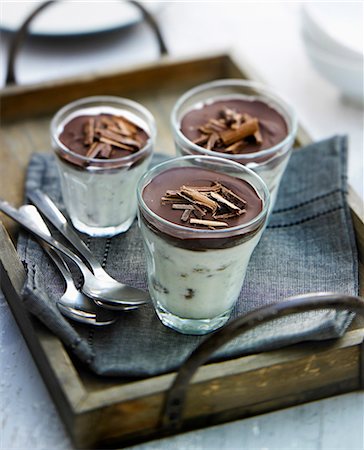 rum - Rum and raisin fromage blanc with crisp chocolate topping Verrines Photographie de stock - Premium Libres de Droits, Code: 652-06818711