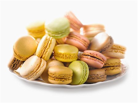 simsearch:825-07652753,k - Plate of assorted macaroons Photographie de stock - Premium Libres de Droits, Code: 652-06818724