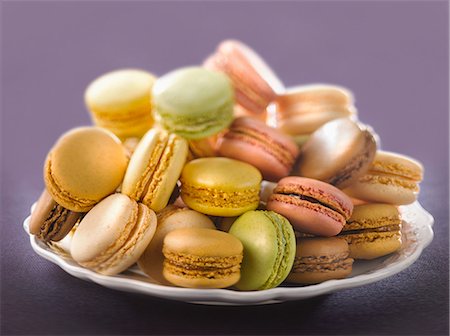 simsearch:652-03805181,k - Plate of assorted macaroons Photographie de stock - Premium Libres de Droits, Code: 652-06818727