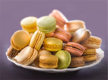 simsearch:652-06819249,k - Plate of assorted macaroons Foto de stock - Sin royalties Premium, Código: 652-06818727