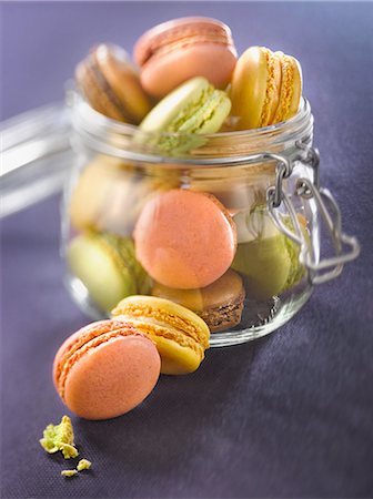 Macroons in a glass jar Stock Photo - Premium Royalty-Free, Code: 652-06818728