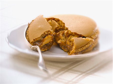 simsearch:652-03633312,k - Eating a coffee macaroon Foto de stock - Sin royalties Premium, Código: 652-06818739