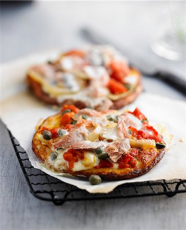 Small tuna pizzas Stock Photo - Premium Royalty-Free, Code: 652-06818752