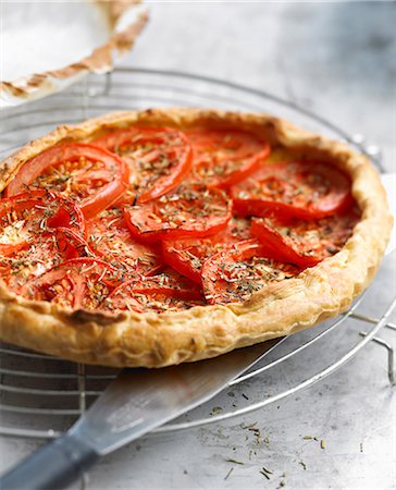 simsearch:652-03801615,k - Tomato tart Photographie de stock - Premium Libres de Droits, Code: 652-06818777