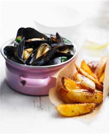 simsearch:652-03634769,k - Mussels  marinières with potatoes with paprika Photographie de stock - Premium Libres de Droits, Code: 652-06818771