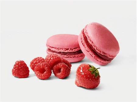 simsearch:652-07655508,k - Macaroons and fresh raspberries and strawberry Photographie de stock - Premium Libres de Droits, Code: 652-06818794