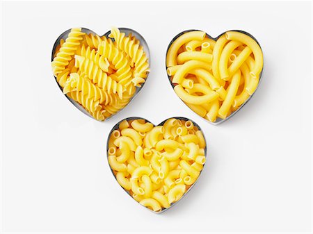 simsearch:652-06818984,k - Assorted pasta in heart-shaped biscuit cutters Foto de stock - Royalty Free Premium, Número: 652-06818795