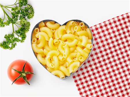 simsearch:652-06818984,k - Pasta in a heart-shaped biscuit cutter Foto de stock - Royalty Free Premium, Número: 652-06818796