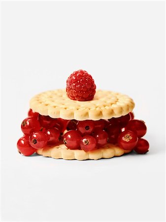 simsearch:652-03801546,k - Crunchy biscuits with fresh redcurrants and raspberries Photographie de stock - Premium Libres de Droits, Code: 652-06818799