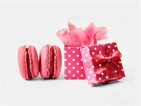 simsearch:652-06818793,k - Macaroon and a pink gift box Photographie de stock - Premium Libres de Droits, Code: 652-06818791