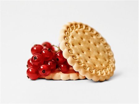 simsearch:652-03801546,k - Crunchy biscuits with fresh redcurrants Photographie de stock - Premium Libres de Droits, Code: 652-06818802