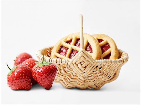 simsearch:652-06819059,k - Strawberry jam cookies in a basket and fresh strawberries Foto de stock - Sin royalties Premium, Código: 652-06818814
