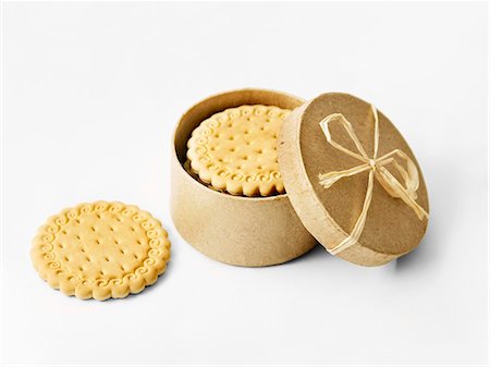 simsearch:652-06818814,k - Cookies in a small paper box Stock Photo - Premium Royalty-Free, Code: 652-06818815