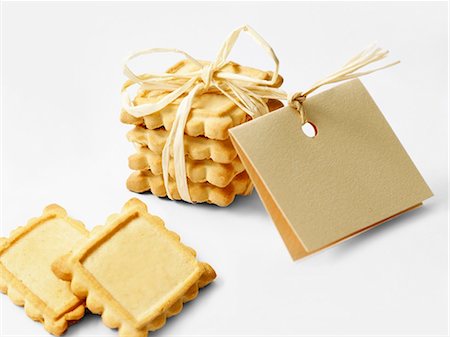Pack of biscuits tied with string and a label Stock Photo - Premium Royalty-Free, Code: 652-06818816
