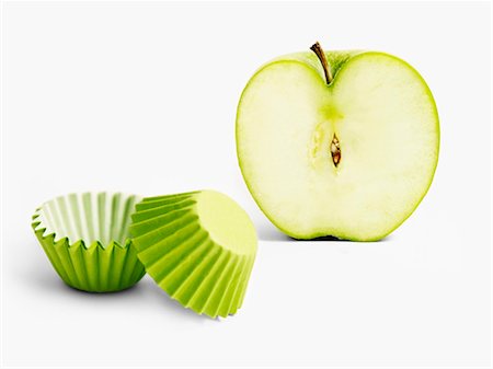simsearch:652-06819258,k - Half a green apple and greeen paper cups Foto de stock - Sin royalties Premium, Código: 652-06818825