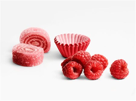 simsearch:652-03801546,k - Raspberry rolled candies and paper cups Photographie de stock - Premium Libres de Droits, Code: 652-06818821