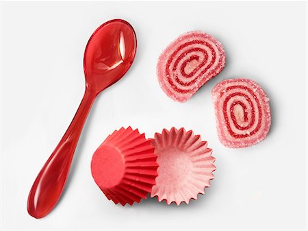 simsearch:652-03801546,k - Raspberry rolled candies and paper cups Photographie de stock - Premium Libres de Droits, Code: 652-06818822