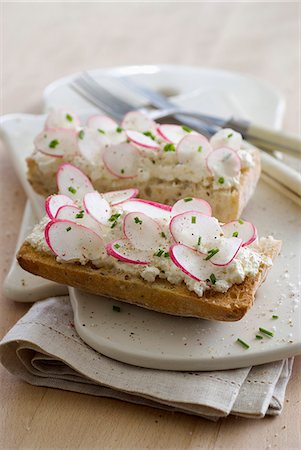 round slice - Cottage cheese and radish Bruschetta Foto de stock - Sin royalties Premium, Código: 652-06818830