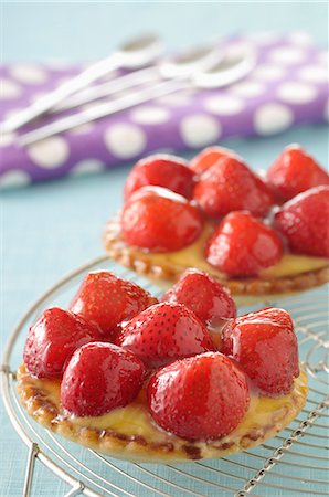 simsearch:652-06818919,k - Strawberry tartlet Foto de stock - Sin royalties Premium, Código: 652-06818848