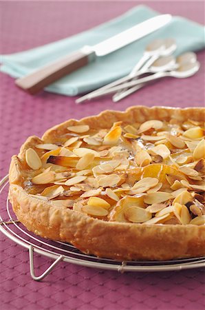 simsearch:652-03800976,k - Bourdaloue pear tart Photographie de stock - Premium Libres de Droits, Code: 652-06818852