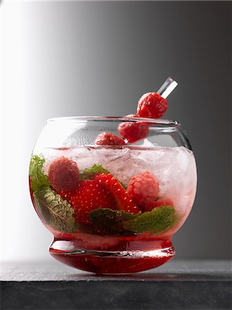 simsearch:652-06818676,k - Tapis Rouge cocktail made with summer fruit and vodka Photographie de stock - Premium Libres de Droits, Code: 652-06818905