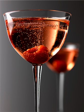 simsearch:652-03634015,k - Royal Framboisines cocktail made with Champagne and raspberry  liqueur Foto de stock - Sin royalties Premium, Código: 652-06818909