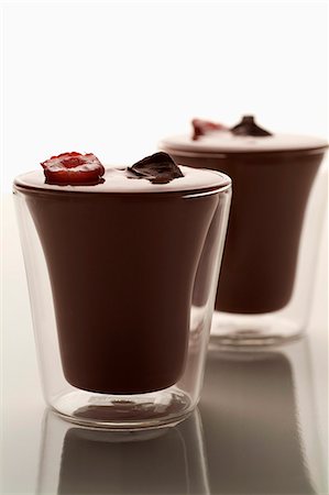 simsearch:652-06818919,k - Chocolate and raspberry cream dessert Foto de stock - Sin royalties Premium, Código: 652-06818914