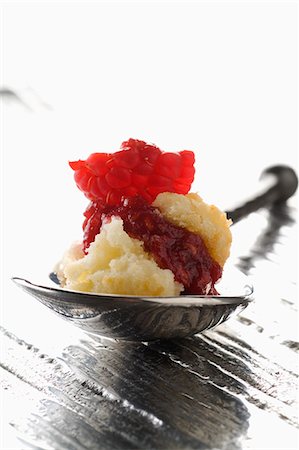 simsearch:652-03803592,k - Spoonful of cake with raspberry puree Stock Photo - Premium Royalty-Free, Code: 652-06818919