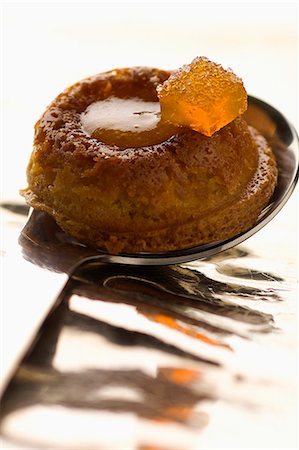 simsearch:652-03804496,k - Spoonful of cake with apricot filling Photographie de stock - Premium Libres de Droits, Code: 652-06818920