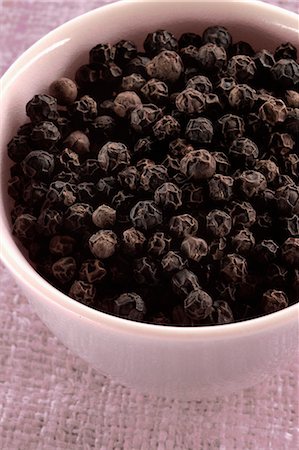 simsearch:652-06818964,k - Black peppercorns Foto de stock - Royalty Free Premium, Número: 652-06818974