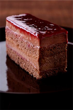simsearch:652-06818919,k - Chocolate-raspberry cake Foto de stock - Sin royalties Premium, Código: 652-06818987