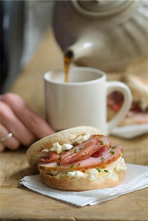 simsearch:652-05807159,k - Bacon and cottage cheese toasted muffin Foto de stock - Sin royalties Premium, Código: 652-06819007