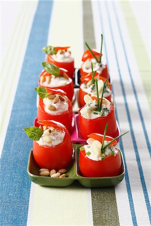 simsearch:652-07655173,k - Small raw tomatoes stuffed with roquefort cream and almonds Foto de stock - Sin royalties Premium, Código: 652-06819045