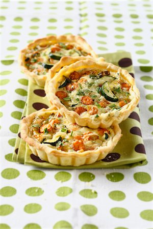 simsearch:652-06818883,k - Vegetable mini quiches Photographie de stock - Premium Libres de Droits, Code: 652-06819046