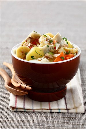 Potato, carrot, artichoke, banana and walnut salad Photographie de stock - Premium Libres de Droits, Code: 652-06819043