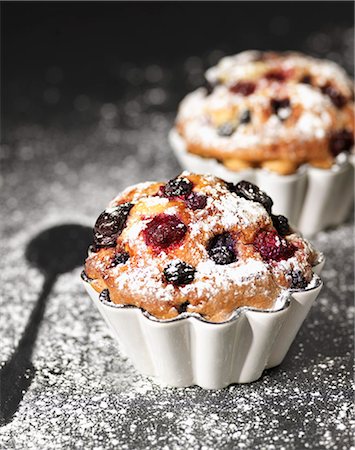 simsearch:652-03804162,k - Small blackberry and raspberry cakes Stock Photo - Premium Royalty-Free, Code: 652-06819060