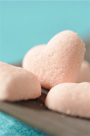 simsearch:652-03803428,k - Heart-shaped pink sugar lumps Foto de stock - Sin royalties Premium, Código: 652-06819084