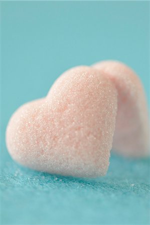 simsearch:652-03803428,k - Heart-shaped pink sugar lumps Foto de stock - Sin royalties Premium, Código: 652-06819082