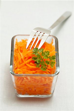Small dish of grated carrots Stock Photo - Premium Royalty-Free, Code: 652-06819097