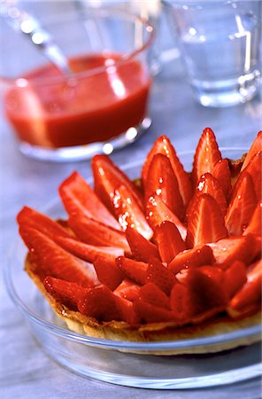 simsearch:652-06818919,k - Strawberry tart Foto de stock - Sin royalties Premium, Código: 652-06819108