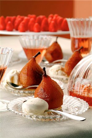 simsearch:652-06819122,k - Pears poached in wine with whipped cream Foto de stock - Sin royalties Premium, Código: 652-06819109