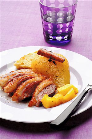 simsearch:652-06819308,k - Duck's breast with roast pears and mangoes Photographie de stock - Premium Libres de Droits, Code: 652-06819121