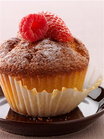 simsearch:652-06818919,k - Strawberry and raspberry muffin Foto de stock - Sin royalties Premium, Código: 652-06819134