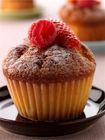 simsearch:652-06818919,k - Strawberry and raspberry muffin Foto de stock - Sin royalties Premium, Código: 652-06819135